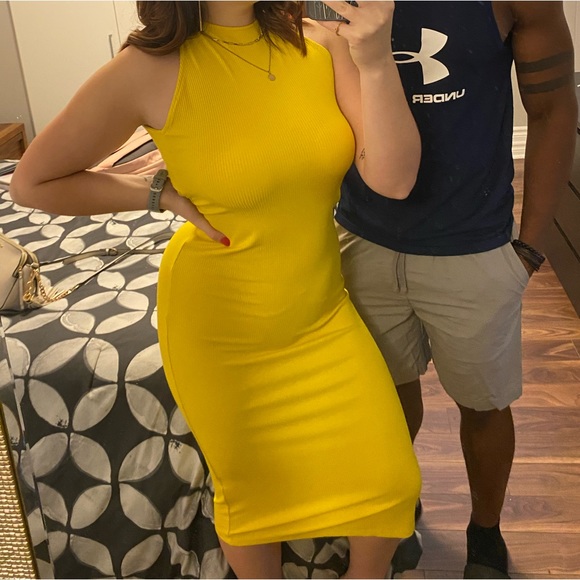 Yellow midi dress with open back - Picture 1 of 2